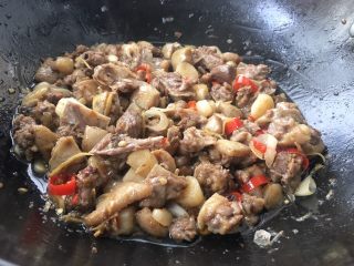 19、柠檬鸭～家乡的味道,焖至鸭肉吸收所有调料味道，鸭肉熟透变金黄色即可。