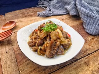 20、柠檬鸭～家乡的味道,鸭肉装盘后，切点葱丝做点缀完成！