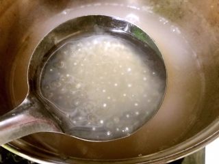 5、度夏消暑好饮品,火龙果西米露(附西米快熟方法及注意事项),时不时搅拌下,至到西米剩下一点点的白芯时,关火,盖上盖子闷一会,白芯就完全消失,西米变得透明。