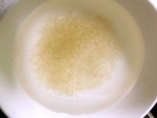 7、度夏消暑好饮品,火龙果西米露(附西米快熟方法及注意事项),用凉开水冲洗,多冲洗几次,然后浸泡在冰水中,这样口感会很Q的。