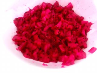 9、度夏消暑好饮品,火龙果西米露(附西米快熟方法及注意事项),放入碗中用小刀稍切下成小果粒。