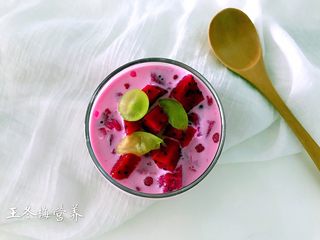 12、度夏消暑好饮品,火龙果西米露(附西米快熟方法及注意事项),装杯,表层用果肉装饰。