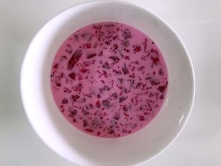 10、度夏消暑好饮品,火龙果西米露(附西米快熟方法及注意事项),加入牛奶。