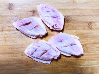 2、可乐鸡趐,在鸡翅里面切2刀，便于入味