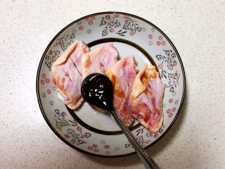 3、可乐鸡趐,在鸡翅里面加入蚝油