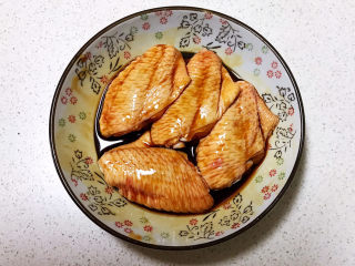 6、可乐鸡趐,抓匀后腌制入味15分钟