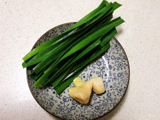 7、可乐鸡趐,把香蒜叶和鲜姜清洗干净