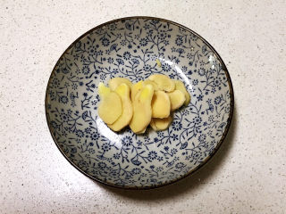 8、可乐鸡趐,鲜姜切成小片