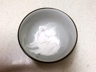 10、可乐鸡趐,玉米淀粉放入碗里