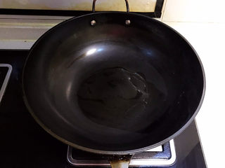 12、可乐鸡趐,炒锅烧热后放入大豆色拉油