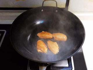 13、可乐鸡趐,油温6分热的时候加入鸡翅