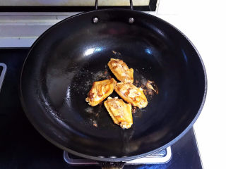 14、可乐鸡趐,煎制一面金黄就翻面