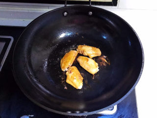 15、可乐鸡趐,煎制两面金黄即可