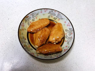 16、可乐鸡趐,把煎好的鸡翅夹出来放入盘里