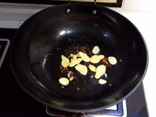 17、可乐鸡趐,利用炒锅里面的底油煸炒鲜姜，炒出香味