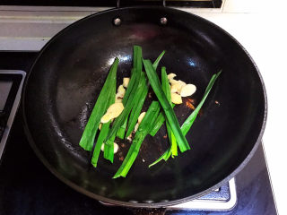 18、可乐鸡趐,加入香蒜叶