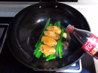 19、可乐鸡趐,把鸡翅放入锅里的香蒜叶上面，加入可口可乐