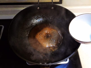 24、可乐鸡趐,再把水淀粉倒入锅里