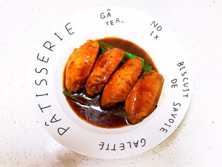 26、可乐鸡趐,再把做好的浇汁浇到可乐鸡翅上面，可乐鸡翅就做好了~