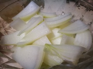 3、炝洋葱拌双耳,洋葱切小 在锅中略炒一下断生爆出香味