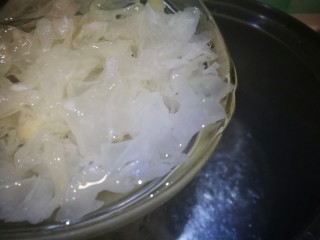 5、炝洋葱拌双耳,锅中水开焯熟银耳