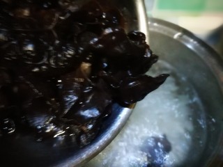 6、炝洋葱拌双耳,焯熟黑木耳