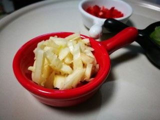 9、炝洋葱拌双耳,蒜切碎