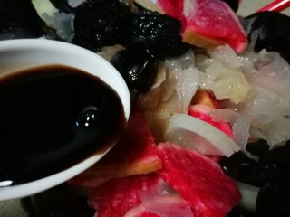 13、炝洋葱拌双耳,加入醋