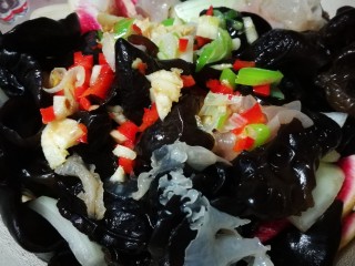 14、炝洋葱拌双耳,加入葱蒜红椒碎 拌匀即可