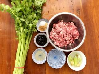 1、玫瑰花抱蛋煎饺,准备制作肉馅的食材。葱姜水提前泡好。
