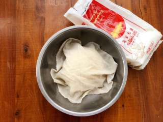 6、玫瑰花抱蛋煎饺,盖上一块湿布，面团醒20分钟左右。