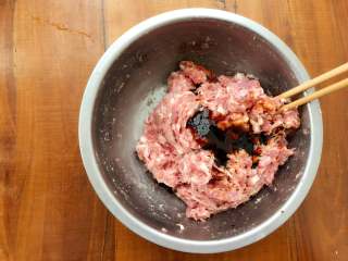 9、玫瑰花抱蛋煎饺,倒入蚝油、生抽和料酒，搅拌均匀。