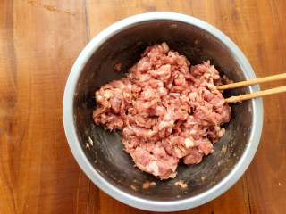 10、玫瑰花抱蛋煎饺,分次倒入葱姜水