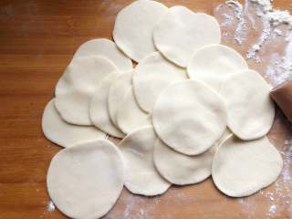 17、玫瑰花抱蛋煎饺,擀好饺子皮备用。