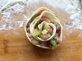 19、玫瑰花抱蛋煎饺,卷成玫瑰花的样子。