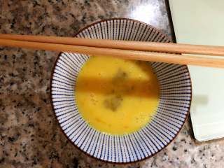 24、玫瑰花抱蛋煎饺,鸡蛋打散。