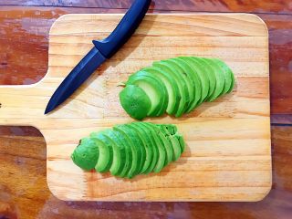 3、吃豆腐+健康饮食之好吃到飞起的牛油果拌豆腐,如图所示,将牛油果切成0.5㎝的薄片!