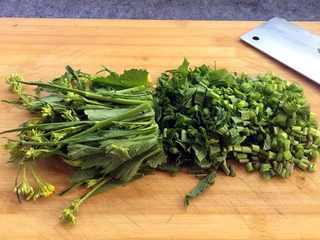 2、酸菜炒肉末～附上酸菜制作方法！,把嫩的芥菜切成小段，长短可以根据自己的喜好来哈，我喜欢短颗粒，所以切成这样了（芥菜不用晾干水分，洗干净就可以直接切了哈，是不是很简单！）