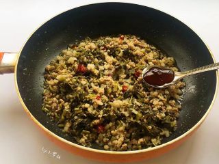13、酸菜炒肉末～附上酸菜制作方法！,边翻炒边添加盐1勺，蚝油1勺，翻炒2～3分钟。