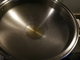 6、番茄鸡蓉烩豆腐,炒锅加入食用油