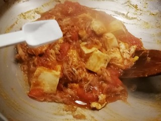 12、番茄鸡蓉烩豆腐,放入白糖 盐调味  增香