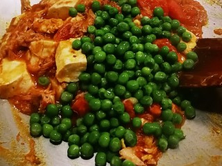 14、番茄鸡蓉烩豆腐,豌豆与锅中食材翻炒均匀  大火收汁  淋几滴香油