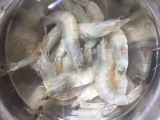 2、凤尾虾饭团,白虾加入清水中解冻