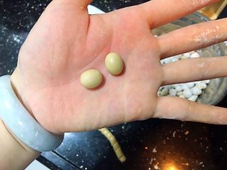 11、珍珠丸子,搓圆后(如图)