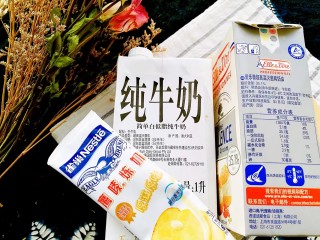 1、润燥瘦身,芒果银耳布丁,准备铁塔牌天然进口奶油、纯牛奶、炼乳