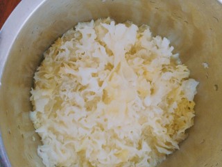 5、润燥瘦身,芒果银耳布丁,银耳,用温水泡发一小时,剪碎