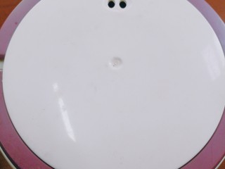 6、润燥瘦身,芒果银耳布丁,放入蒸锅中,小火炖一小时