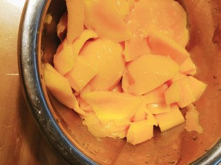 9、润燥瘦身,芒果银耳布丁,芒果切块