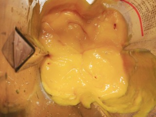 11、润燥瘦身,芒果银耳布丁,搅拌成均匀细腻的芒果泥