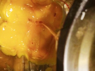 14、润燥瘦身,芒果银耳布丁,将吉利丁液、银耳羹加入奶油牛奶芒果液中搅拌均匀,倒入模具中